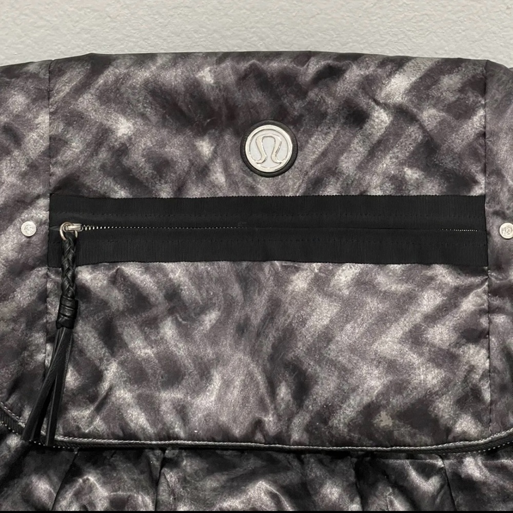 lululemon athletica Black and Gray Travel Duffel - Picture 4 of 12